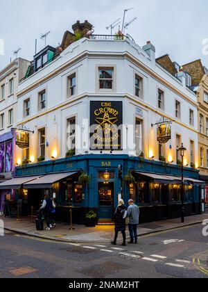 The Crown & Two Chairman Pub Soho London. Der Crown and Two Chairman Pub ist ein Pub-Restaurant in 31-32 Dean Street Soho London. Stockfoto