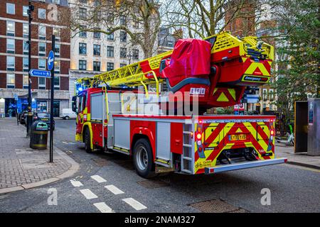 London Fire Brigade Ladder Truck auf dem Soho Square Central London. LFB Feuerwehrauto. LFB Leiterwagen. Stockfoto