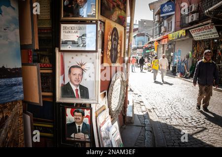 Bild von Männern, die neben Porträts von Turgut Ozal und Recep Tayyip Erdogan in der türkischen Hauptstadt Istanbul auf der europäischen Seite vorbeiziehen Stockfoto