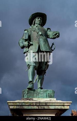 Oliver Cromwell Statue St Ives Cambridgeshire Großbritannien. Entworfen von F. W. Pomeroy und 1901 auf dem Market Hill St. Ives im öffentlichen Abonnement errichtet. Stockfoto