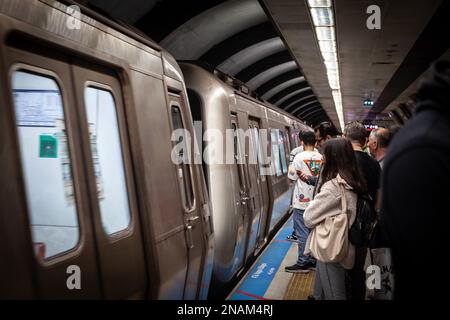 Bild einer U-Bahn der Linie 2 von Istanbul, mit Menschen, die in der Menge warten, um an Bord zu gehen. Die Istanbul Metro ist ein schnelles Eisenbahnnetz Stockfoto