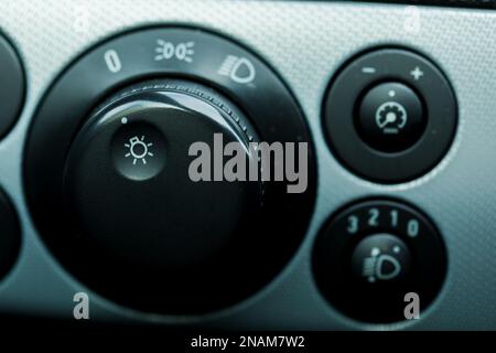 Schalttafel für Außenbeleuchtung im Auto. Stockfoto