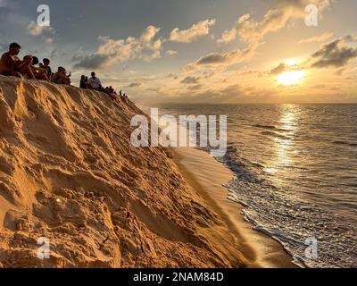 Jericoacoara Beach, State of Ceara, Brasilien, am 23. Januar 2023. Düne bei Sonnenuntergang. Die Leute denken über das Ende des Nachmittags nach Stockfoto