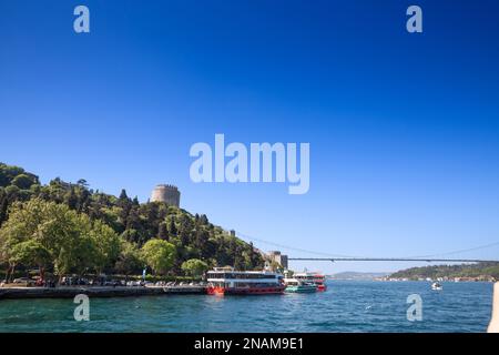 Bild der Rumeli-Festung in Istanbul mit Schwerpunkt auf dem Halil Pasha-Turm. Rumelihisarı (auch bekannt als Rumelisches Schloss und Schloss Roumeli Hissar Stockfoto