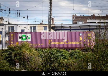 Bild eines Schildes mit dem Logo Move Intermodal auf einem Container, der mit der Bahn in Köln versandt wird. Move Intermodal ist ein Containertransport A Stockfoto