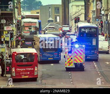 Notarztwagen im Verkehr auf Abruf oben auf der Hope Street glasgow Stockfoto