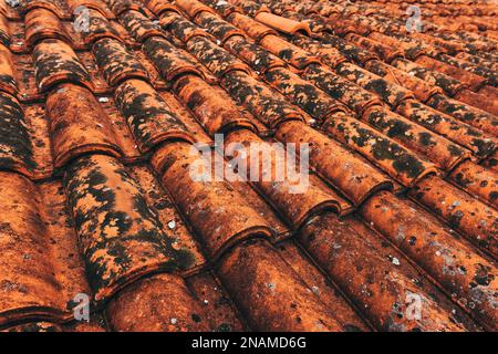 Alte rustikale Terrakotta-Dachziegel als Hintergrund, architektonische Details aus Lovran, Kroatien Stockfoto