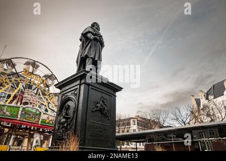 Bild der beethoven-Statue in Bonn. Das Beethoven-Denkmal ist eine große Bronzestatue von Ludwig van Beethoven, die am Münsterpl steht Stockfoto