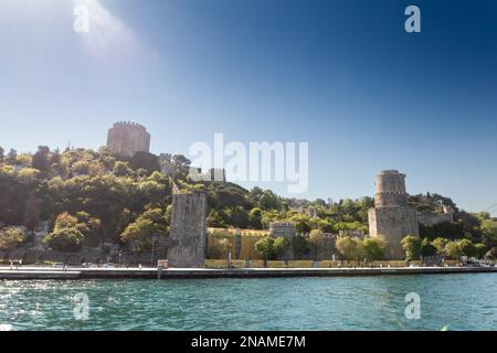 Bild der Rumeli-Festung in Istanbul mit Schwerpunkt auf dem Halil Pasha-Turm. Rumelihisarı (auch bekannt als Rumelisches Schloss und Schloss Roumeli Hissar Stockfoto