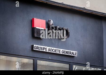Foto eines Schildes mit dem Logo der BRD-Bank in Timisoara, Rumänien. Die BRD ist eine rumänische Bank mit Sitz in Bukarest, Rumänien. Es wurde 1923 gegründet Stockfoto