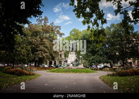 Foto des Parks am Szechenyi Ter Platz mit Fokus auf der Vasarhelyi Pal Statue. Pál Vásárhelyi war ungarischer Hydraulikingenieur, Tisza-Verordnung Stockfoto