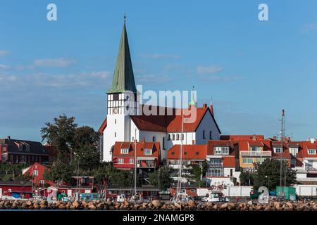 Kleine Stadt Ronne Hafen und Kirchenpanorama vom Meer, Bornholm, Dänemark Stockfoto