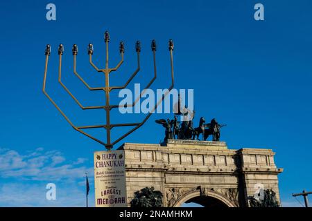 Die größte Menorah im Grand Army plaza Brooklyn New York City Stockfoto