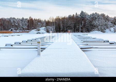 Kleiner Hafen mit Schnee bedeckt. Heller Wintertag in Norwegen Stockfoto