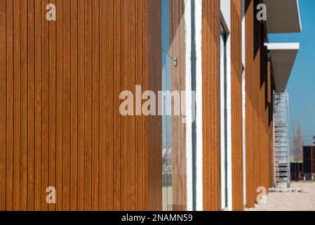 Das Einkaufszentrum mit seiner Fassade mit holzgemusterten PVC-Paneelen Stockfoto