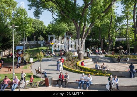 Bild von Menschen, die im Frühling in einem Park von Istanbul, Abdullahaga, entspannen. Stockfoto