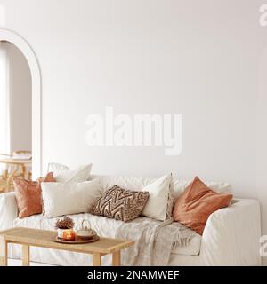 Innenraumgestaltung und Wandmodell in beigefarbenem Boho-Stil. Gerade und Winkelansicht Stockfoto