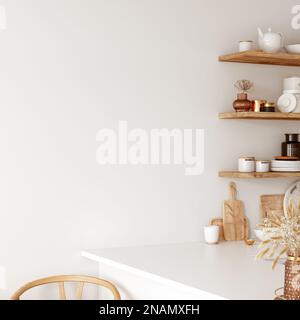 Innenraumgestaltung und Wandmodell in beigefarbenem Boho-Stil. Gerade und Winkelansicht Stockfoto