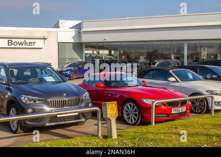 2015 BMW Z4 Sdrive20I; Roadster Benzin und 1997 ccm. & BMW X1 Xdrive20I XLine Auto. Neue gebrauchte und zugelassene Fahrzeuge beim BOWKER-Autohändler in Preston, Großbritannien Stockfoto