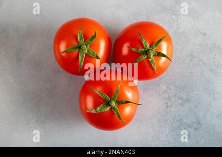 Eine Gruppe von Traubentomaten auf hellem Hintergrund, Draufsicht Stockfoto