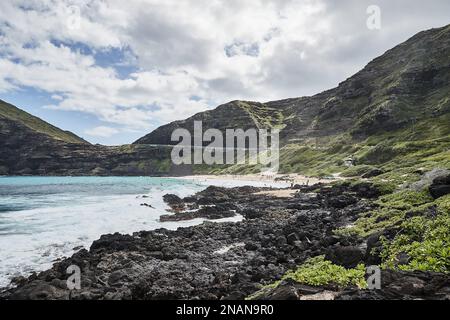 Überblick über Makapu'U Beach mit Ozean, Bergen und Menschen im Wasser Honolulu, Hawaii, USA Stockfoto