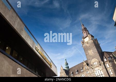 Bild eines Schildes mit dem Logo der Commerzbank Bank auf ihrem Büro im Zentrum von Essen. Die Commerzbank AG ist eine große deutsche Bank, die als Uni tätig ist Stockfoto