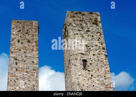 Nahaufnahme von zwei antiken Türmen in der mittelalterlichen Stadt San Gimignano, UNESCO-Weltkulturerbe, Provinz Siena, Toskana, Italien, Europa. Stockfoto