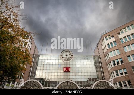 Bild eines Schildes mit dem Logo der Deutschen Bahn am Bahnhof Essen, Essen Hbf. Die Deutsche Bahn AG ist die nationale Eisenbahngesellschaft Deutschlands. H Stockfoto