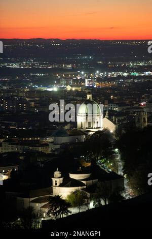 Italien, Bergamo und Brescia – Hauptstädte der italienischen Kultur 2023. Bild Brescia, Nachtansicht von oben Foto © Matteo Biatta/Sintesi/Alamy Stock P Stockfoto