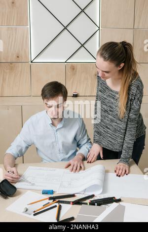 Designer arbeiten bei künstlerischen Skizzen zusammen Stockfoto