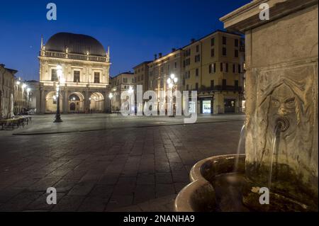 Italien, Bergamo und Brescia – Hauptstädte der italienischen Kultur 2023. Brescia, Nachtblick auf die Piazza della Loggia Foto © Matteo Biatta/Sintesi/Alamy Stockfoto