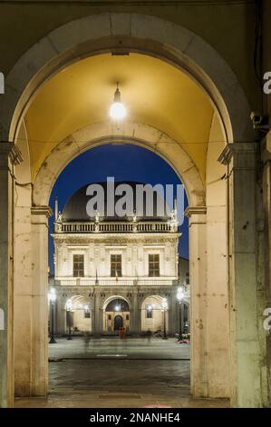 Italien, Bergamo und Brescia – Hauptstädte der italienischen Kultur 2023. Brescia, Nachtblick auf die Piazza della Loggia Foto © Matteo Biatta/Sintesi/Alamy Stockfoto