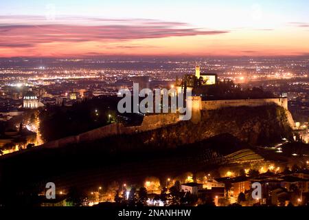 Italien, Bergamo und Brescia – Hauptstädte der italienischen Kultur 2023. Bild Brescia, Nachtansicht von oben Foto © Matteo Biatta/Sintesi/Alamy Stock P Stockfoto