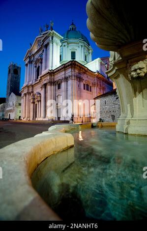 Italien, Bergamo und Brescia – Hauptstädte der italienischen Kultur 2023. Foto: Brescia, Piazza Paolo VI (Piazza Duomo) mit dem Dom Nuovo Foto © Matteo B. Stockfoto