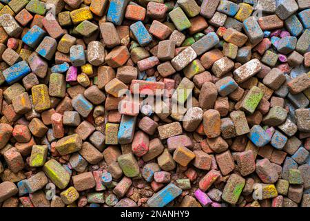 Farbige Kreideteile. Zerbrochene Stücke von farbiger, dreckiger Kreide Stockfoto