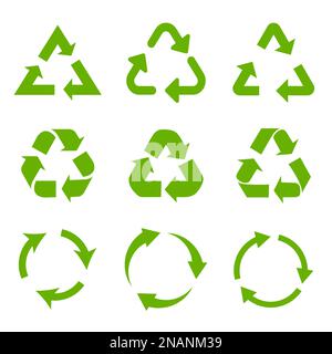 Satz grüner Recycling-Pfeile auf weißem Hintergrund in einem flachen Design Stock Vektor