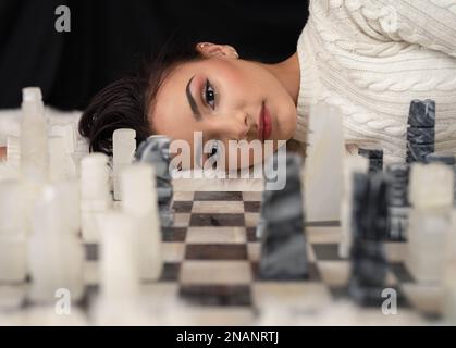 Mädchen mit Schachbrett Stockfoto