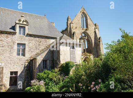 Teilblick auf die Ruinen der Abtei Beauport in der französischen Gemeinde Paimpol mit blauem Himmel und sonnigem Tag. Stockfoto