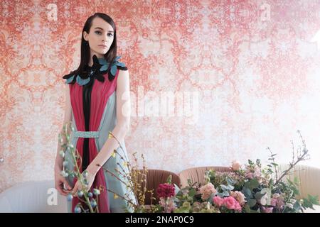 Madrid, Spanien. 13. Februar 2023. Ein Model auf der Laufbahn auf der Inuñez Modenschau während der Madrid EsModa Madrid Fashion Week in Madrid. Kredit: SOPA Images Limited/Alamy Live News Stockfoto