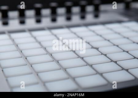 Schlagen Sie die Maschine für den Tonproduzenten. Professionelle Audiogeräte im Tonaufnahmestudio. Produzieren Sie Hip-Hop-Beats mit dem modernen MIDI-Controller Stockfoto