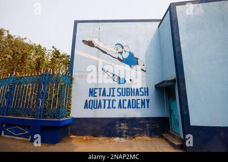 Gemaltes Namensschild der Netaji Subhash Aquatic Academy Schwimmbäder im Deshbandhu Park, Fariapukur, Shyam Bazar Vorort von Kalkutta, Westbengalen, Indien Stockfoto