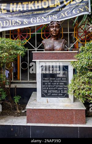 Die Büste des Kanalschwimmers Padmashree Arati Gupta im Hatkhola Club in Deshbandhu Park in Fariapukur, Shyam Bazar, Kolkata, Westbengalen, Indien Stockfoto