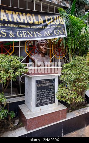 Die Büste des Kanalschwimmers Padmashree Arati Gupta im Hatkhola Club in Deshbandhu Park in Fariapukur, Shyam Bazar, Kolkata, Westbengalen, Indien Stockfoto