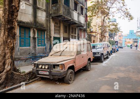 Ein rostiges altes Auto oder Van (ein Tata Sumo) parkt auf der Straße in Fariapukur, Shyam Bazar, einem Vorort von Kalkutta, Westbengalen, Indien Stockfoto