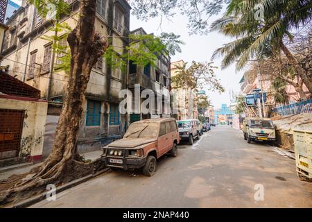 Ein rostiges altes Auto oder Van (ein Tata Sumo) parkt auf der Straße in Fariapukur, Shyam Bazar, einem Vorort von Kalkutta, Westbengalen, Indien Stockfoto