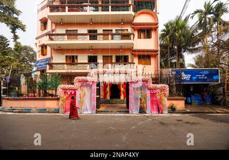 Das rosafarbene Gebäude wurde in Vorbereitung auf eine Hochzeitsfeier in Fariapukur, Shyam Bazar, einem Vorort von Kalkutta, in Westbengalen, Indien, eingerichtet Stockfoto