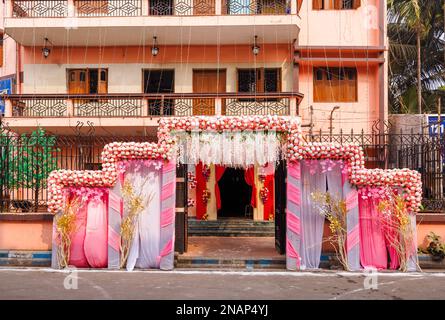 Das rosafarbene Gebäude wurde in Vorbereitung auf eine Hochzeitsfeier in Fariapukur, Shyam Bazar, einem Vorort von Kalkutta, in Westbengalen, Indien, eingerichtet Stockfoto