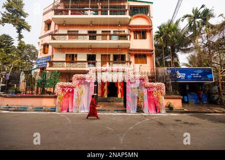 Das rosafarbene Gebäude wurde in Vorbereitung auf eine Hochzeitsfeier in Fariapukur, Shyam Bazar, einem Vorort von Kalkutta, in Westbengalen, Indien, eingerichtet Stockfoto