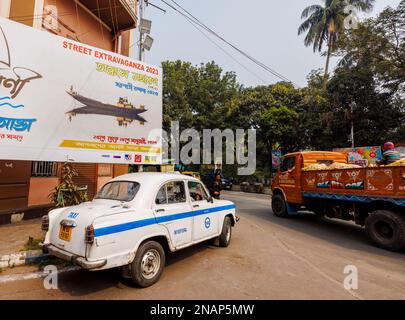 Typischer klassischer weißer Botschafter ohne Absage Taxi auf der Straße in Fariapukur, Shyam Bazar, einem Vorort von Kalkutta, Westbengalen, Indien Stockfoto