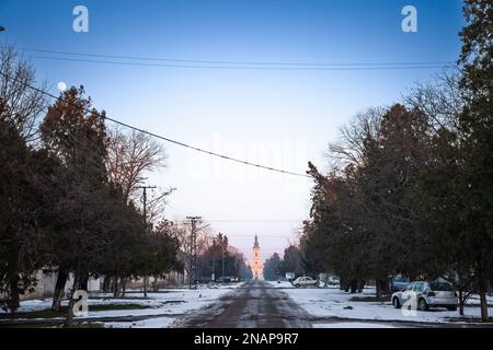 Bild des ikonischen Uhrturms der serbischen orthodoxen Kirche von Crepaja, in Serbien, aufgenommen während eines kalten Sonnenuntergangs im Winter. Crepaja ist ein Dorf in Serben Stockfoto